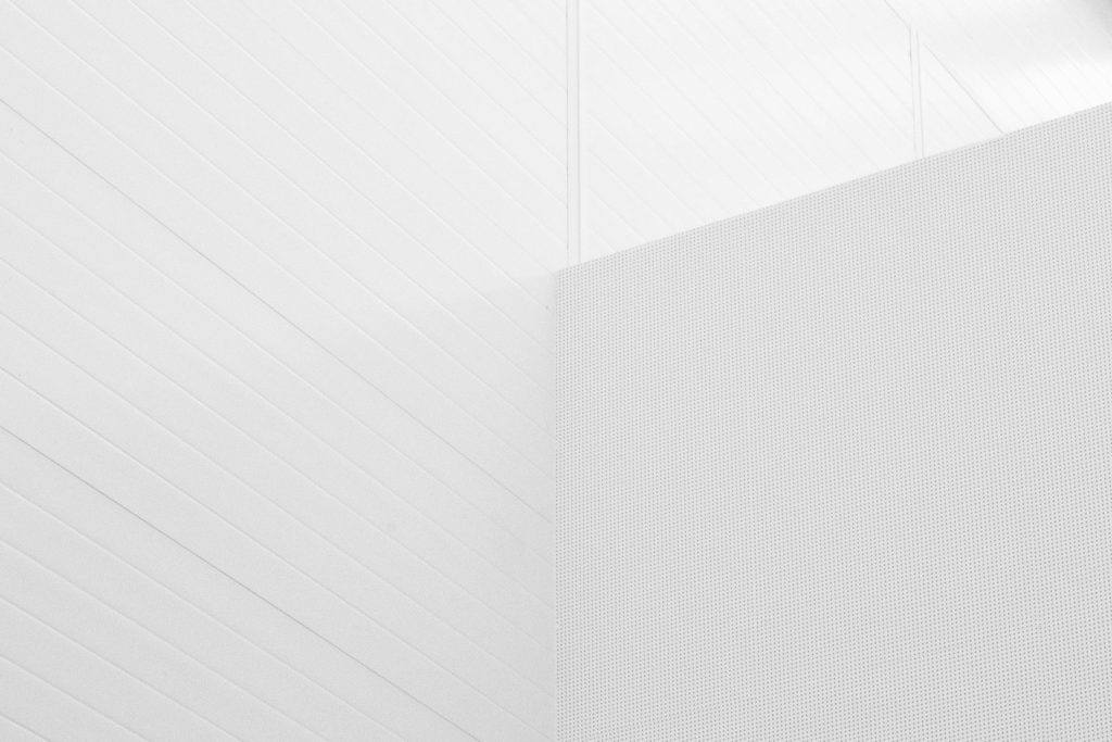 mur en béton blanc